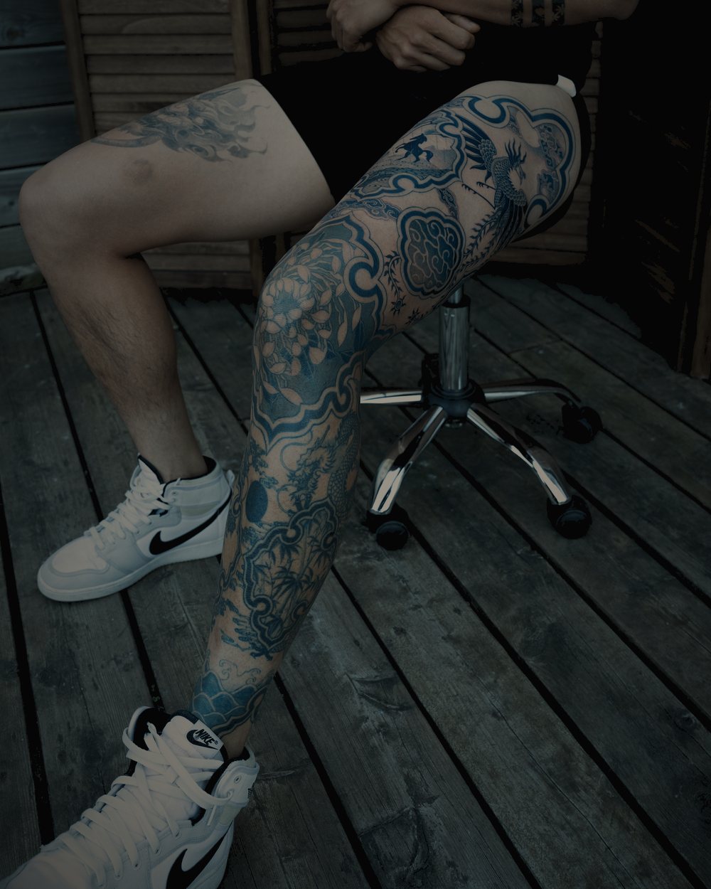 SAKI’s work — a cobalt-blue full-leg piece